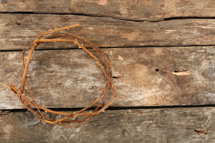 Foto coroa de espinhos no antigo fundo de madeira