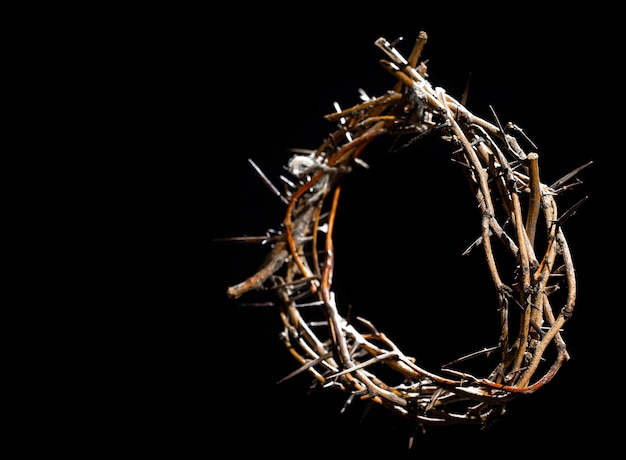 Coroa de espinhos no escuro. O conceito de Semana Santa, sofrimento e crucificação de Jesus.