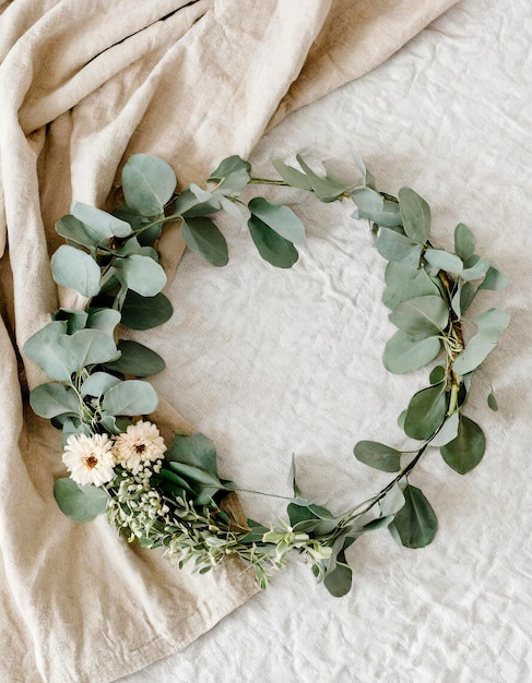 Foto coroa de eucalipto e flores com textura de linho