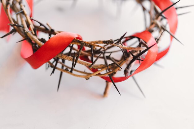 Coroa de Jesus Espinhos e pregos e cruz em um fundo branco Crucificação de Jesus Cristo Paixão de Jesus Cristo Conceito de fé espiritualidade e religião Dia de Páscoa