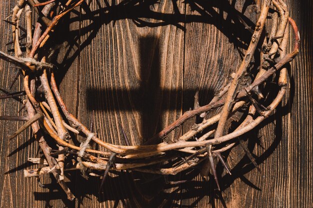 Coroa de Jesus Espinhos e pregos e cruz em um fundo de madeira Crucificação de Jesus Cristo Paixão de Jesus Cristo Conceito de fé espiritualidade e religião Dia de Páscoa