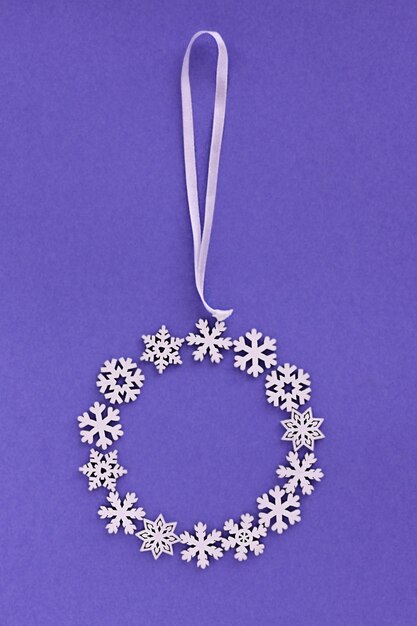 Coroa de moldura de ano novo de flocos de neve decorativos