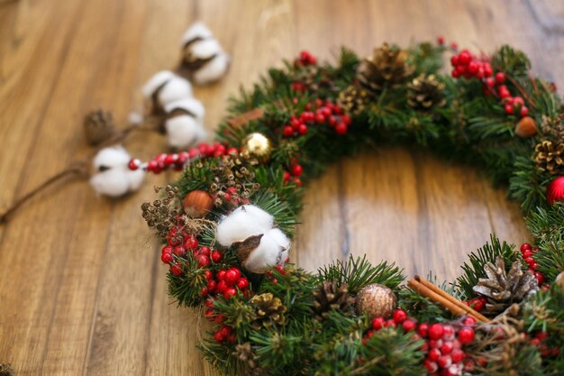 Coroa de Natal em fundo rústico de madeira em casa