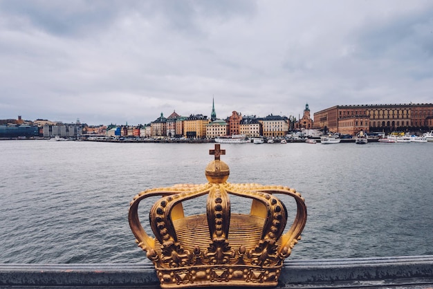 Coroa de ouro em skeppsholmsbron em estocolmo