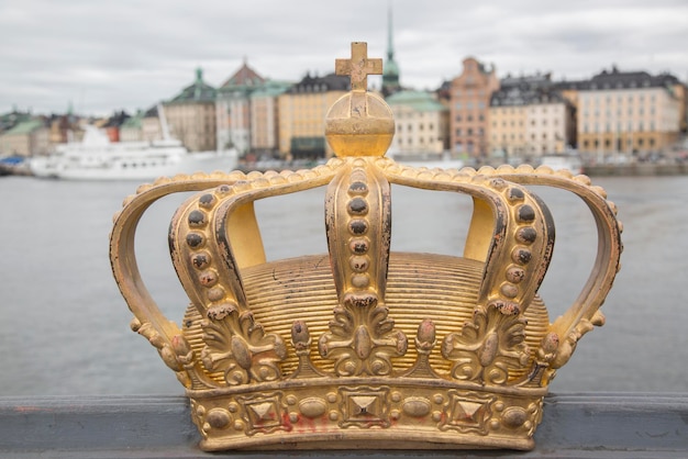 Coroa de ouro na ponte Skeppsholm Skeppsholmsbron 1861 em Estocolmo, Suécia