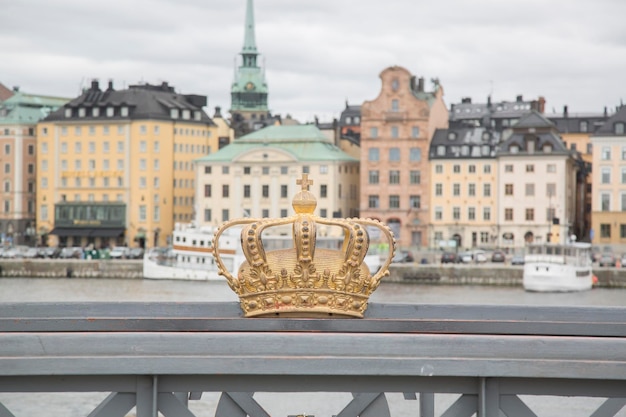Coroa de ouro na ponte Skeppsholm, Skeppsholmsbron, Estocolmo, Suécia