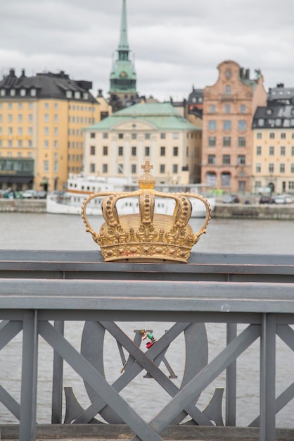 Coroa de ouro na ponte Skeppsholm, Skeppsholmsbron, Estocolmo, Suécia