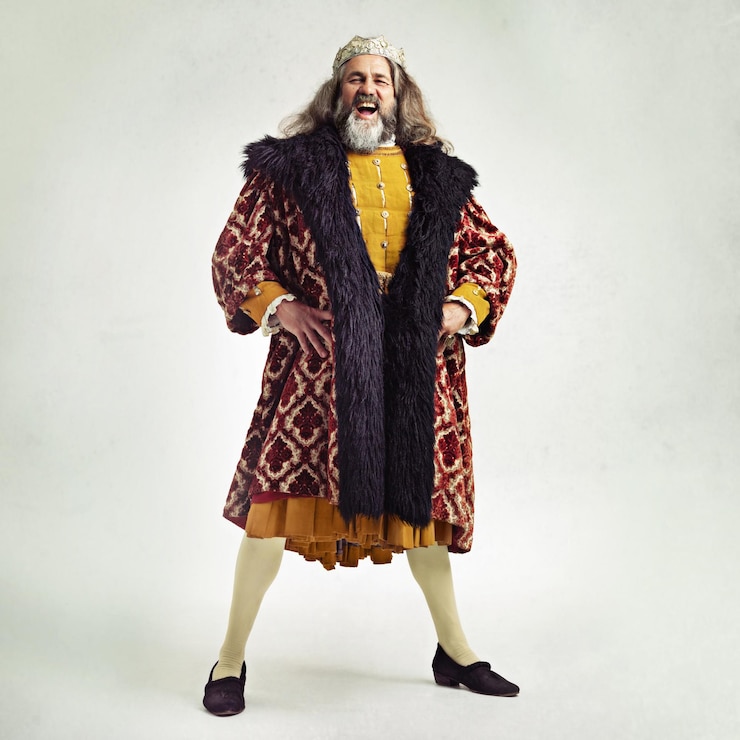 Foto coroa do rei e retrato com um homem real no estúdio em um fundo cinza durante o período renascentista da história medieval vitoriana e realeza com um governante masculino se passando por líder de seu reino