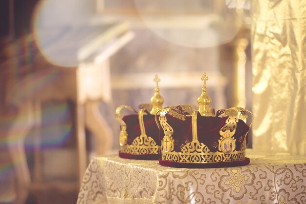 Coroa para casamento em ouro da Igreja Ortodoxa. Tonificação de neblina.