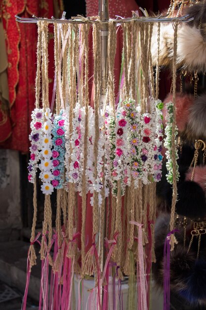 coroas coloridas à venda feitas de flores falsas