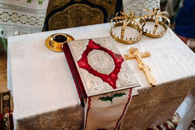 Coroas de casamento e bíblia. coroa de casamento na igreja pronta para cerimônia de casamento