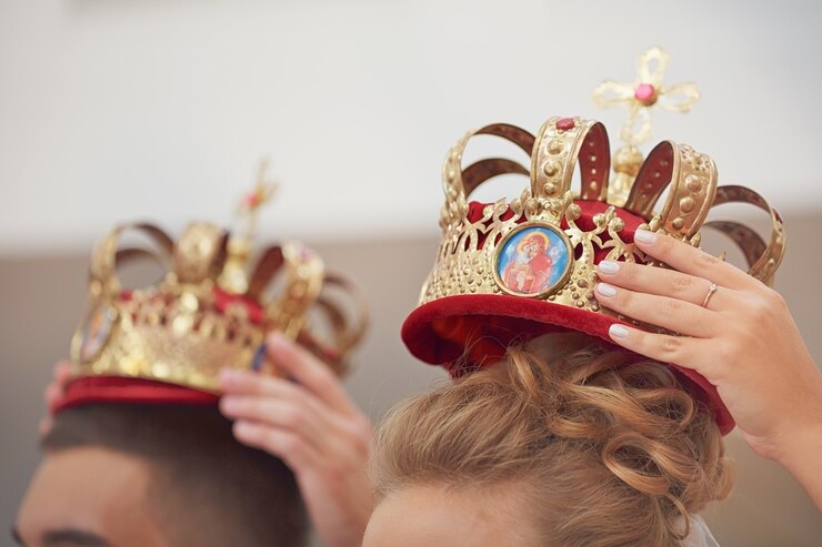 Foto coroas de ouro para cerimônia de casamento na igreja ortodoxa