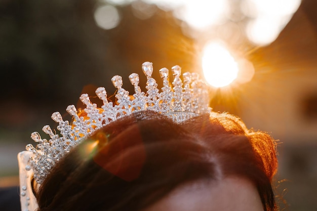 Una corona en la cabeza de la novia al atardecer.