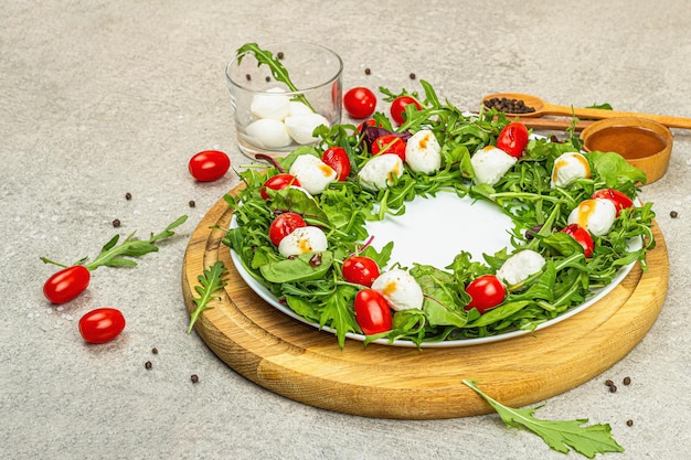 Corona de charcutería hecha con mozzarella cereza tomate rúcula bocadillo de moda comida vegetariana