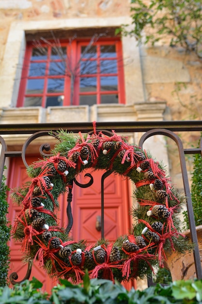 Corona de conos y ramas de árboles de Navidad