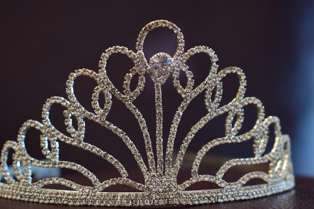 Foto corona con diamantes en un hermoso piso de cuero.