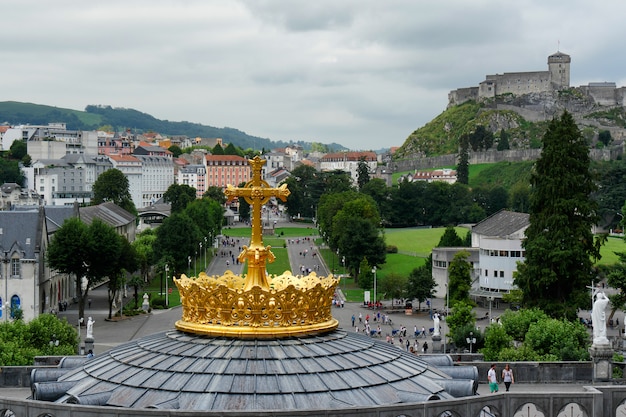 Corona dorada de la basílica de lourdes