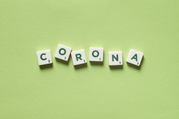 Corona formada por fichas de Scrabble