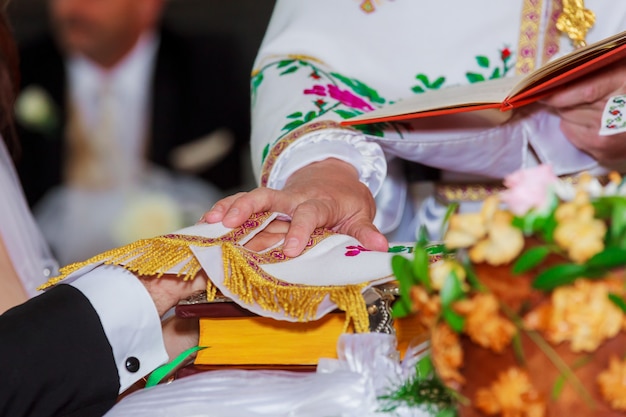 Corona de la iglesia en el altar