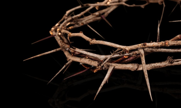 La corona de madera de espinas de Jesús en el escritorio para el trasfondo cristiano, concepto de Pascua