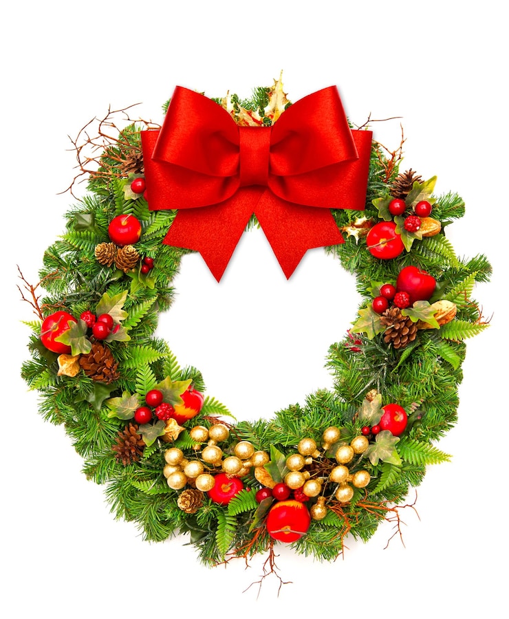 Foto corona de navidad con cinta roja y decoración dorada