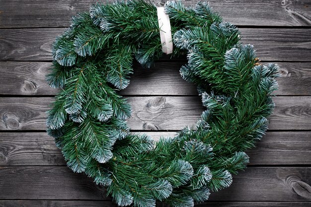 Corona de Navidad en el fondo de madera.