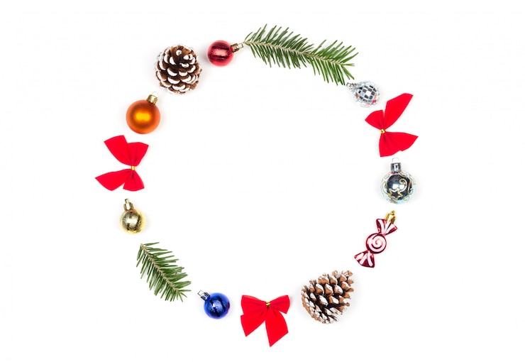 Foto corona de navidad de juguetes de navidad, conos y ramas de abeto aislado sobre fondo blanco.