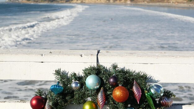 Corona de navidad en el muelle de año nuevo en la playa de california de la costa del océano en navidad