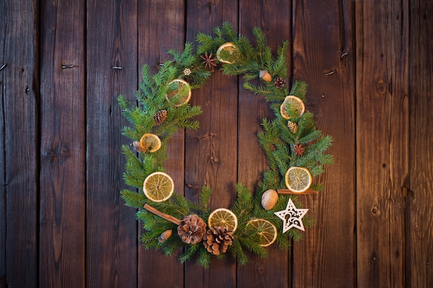 Corona de Navidad en la pared de madera vieja