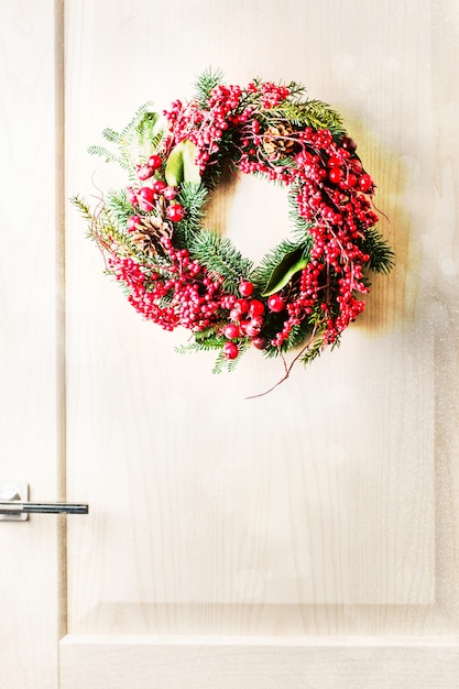 Corona de Navidad en puerta de madera