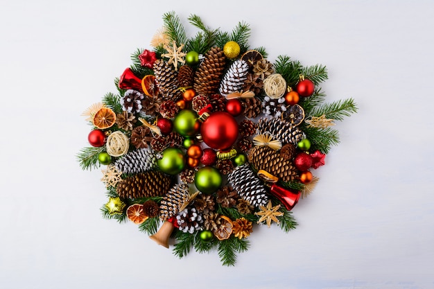 Corona de Navidad con ramas de abeto, piñas y adornos rústicos