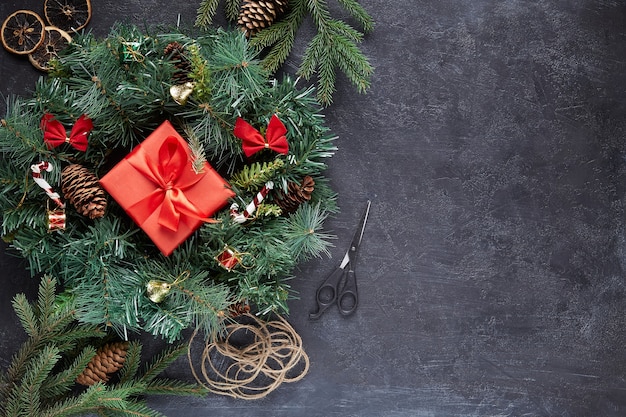 Corona de Navidad sobre fondo de hormigón negro