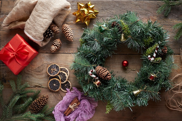 Corona de Navidad sobre fondo de madera