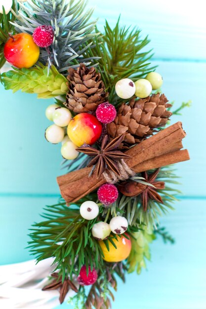 Corona de Navidad sobre un fondo de madera