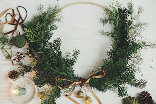 Corona navideña moderna plana Corona de navidad elegante con cinta de terciopelo y campanas doradas