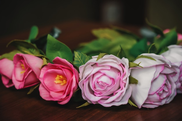 Corona de novia en la cabeza de la novia hecha de rosas rosadas y rojas artificiales