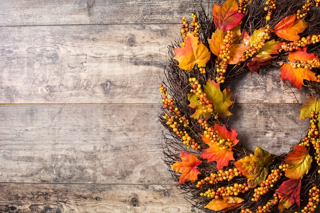 Corona de otoño en madera