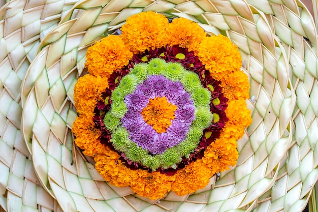 Una corona de paja y flores para ceremonias religiosas en la isla Bali Indonesia cerrar