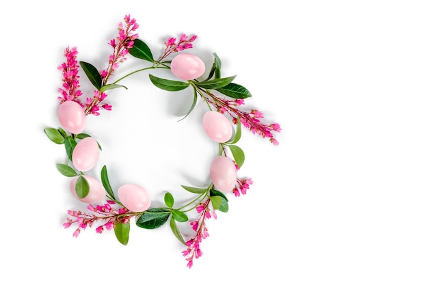 Corona de Pascua con flores de flor huevos decorados en espacio de copia de fondo brillante