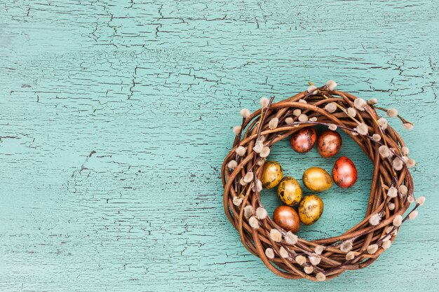 Foto corona de pascua sobre fondo azul. vista superior, espacio de copia