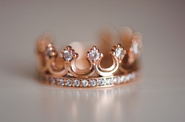 Corona con piedras preciosas sobre la mesa