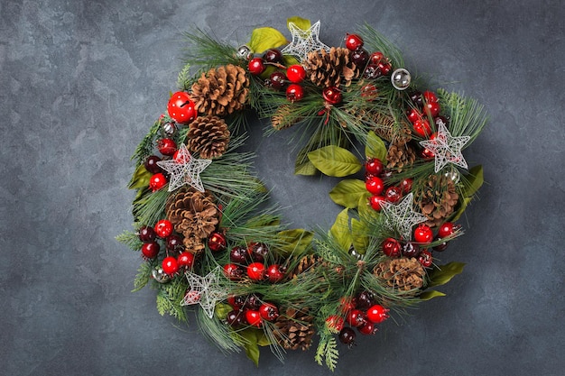 Corona de puerta navideña de adviento con decoración festiva