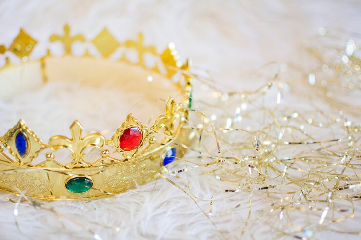 Corona real de oro con gemas de colores