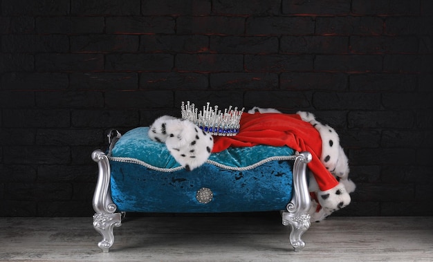corona sobre una almohada azul