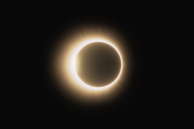 Corona solar durante un eclipse solar total efecto corona solar amarillento en el fondo negro