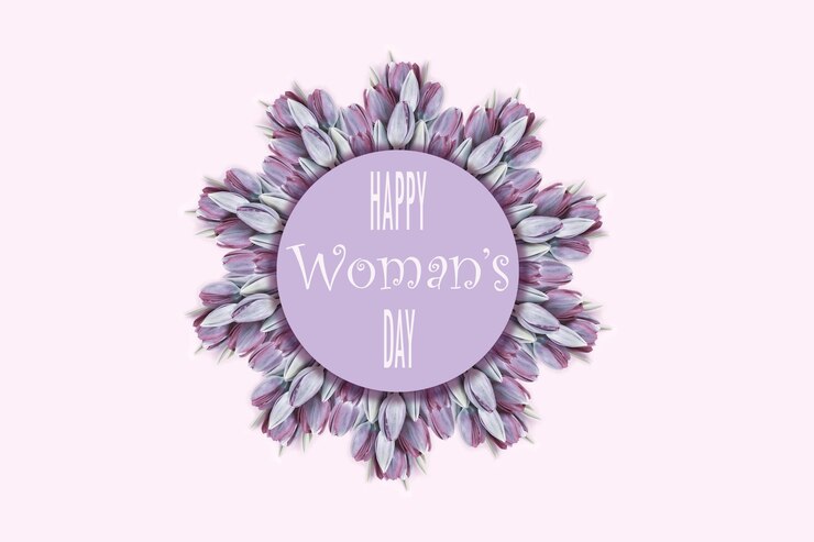 Foto corona de tulipanes púrpuras alrededor de la inscripción feliz día de la mujer