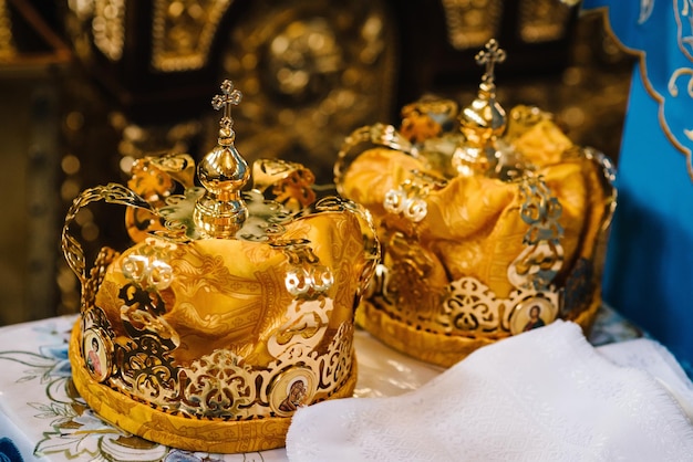 Coronas de boda Corona de boda en la iglesia lista para la ceremonia de matrimonio cerca de la Divina Liturgia