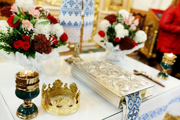 Coronas de boda Corona de boda en la iglesia lista para la ceremonia de matrimonio de cerca