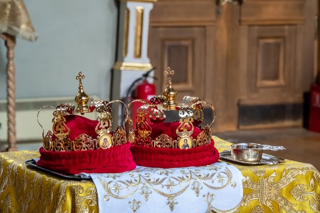 Coronas de boda tradicionales en una iglesia. Corona de boda en la iglesia lista para la ceremonia de matrimonio