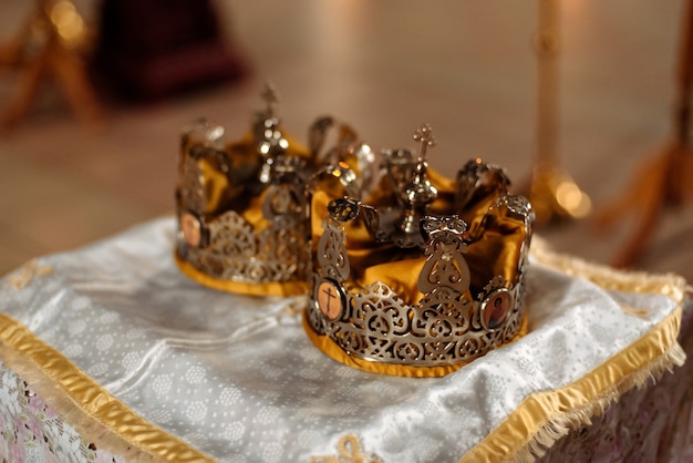 Coronas para la ceremonia de boda en la Iglesia Cristiana de la Resurrección